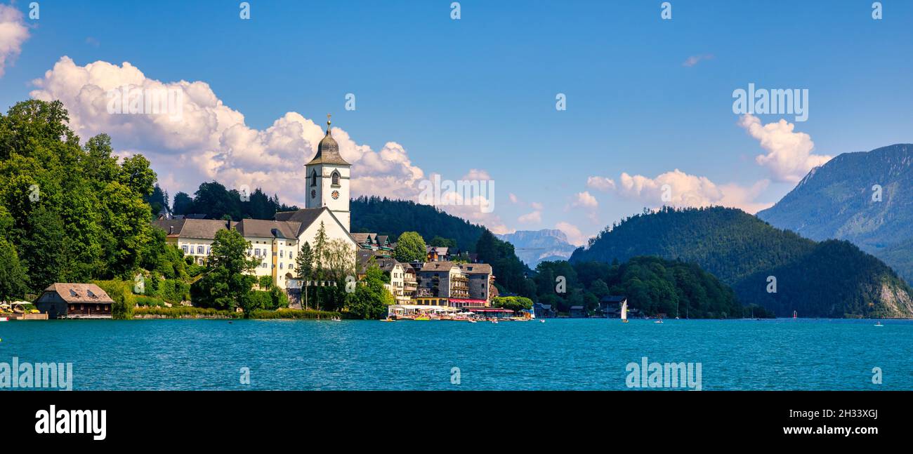 Lungomare sul lago Wolfgangsee in Austria. Wolfgangsee è uno dei laghi più conosciuti della regione turistica del Salzkammergut in Austria. VIL Foto Stock