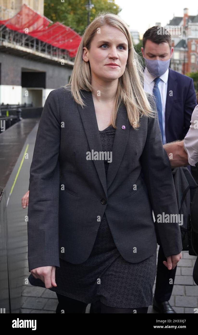 Facebook Whistleblower Frances Haugen lascia le Camere del Parlamento a Londra, dopo aver testimoniato i parlamentari e i colleghi come parte dei piani di governo per la regolamentazione dei social media. Data foto: Lunedì 25 ottobre 2021. Foto Stock