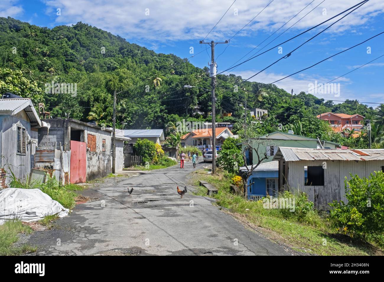 Streetscene in piccolo villaggio rurale tra Marigot Bay e Castries sull'isola di Santa Lucia nel Mar dei Caraibi Foto Stock