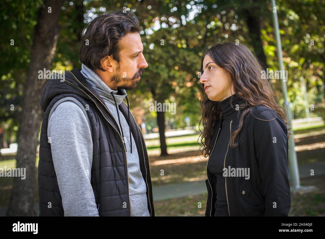 Giovane coppia in conflitto di litigio, ragazzo e ragazza sostengono insoddisfatto e cercare di risolvere il loro problema reciproco. Concetto di disaccordo sulla relazione Foto Stock