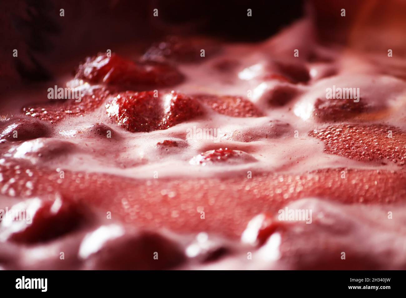 Marmellata calda di fragole fresca durante il processo di cottura Foto Stock