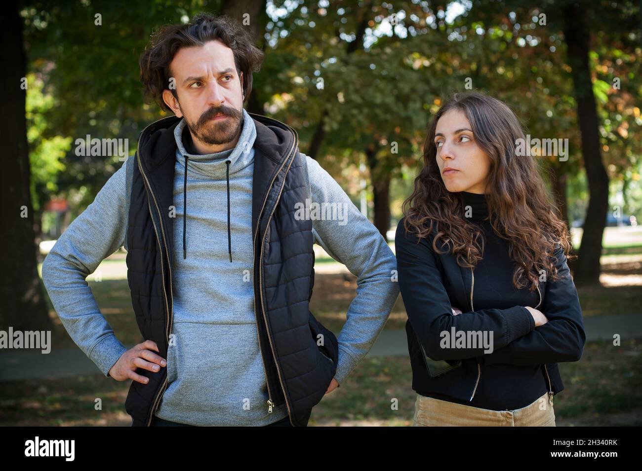 Giovane coppia in conflitto di litigio, ragazzo e ragazza sostengono insoddisfatto e cercare di risolvere il loro problema reciproco. Concetto di disaccordo sulla relazione Foto Stock
