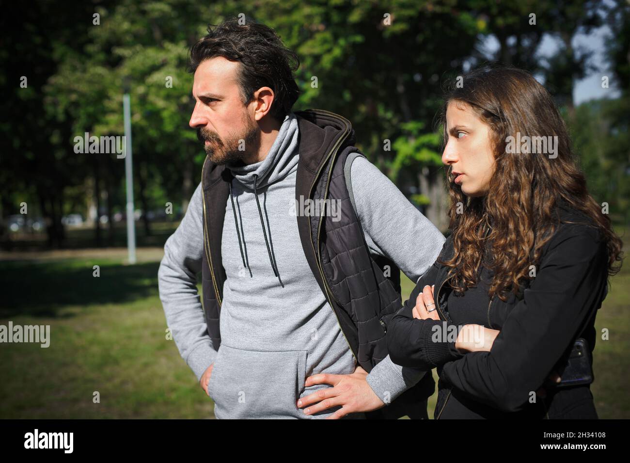 Giovane coppia in conflitto di litigio, ragazzo e ragazza sostengono insoddisfatto e cercare di risolvere il loro problema reciproco. Concetto di disaccordo sulla relazione Foto Stock