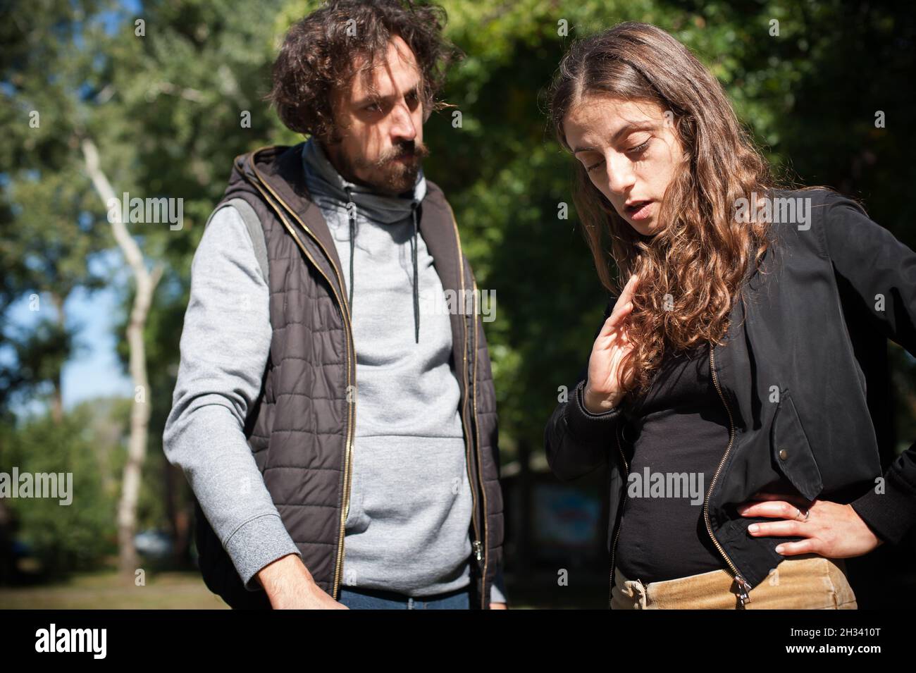 Giovane coppia in conflitto di litigio, ragazzo e ragazza sostengono insoddisfatto e cercare di risolvere il loro problema reciproco. Concetto di disaccordo sulla relazione Foto Stock