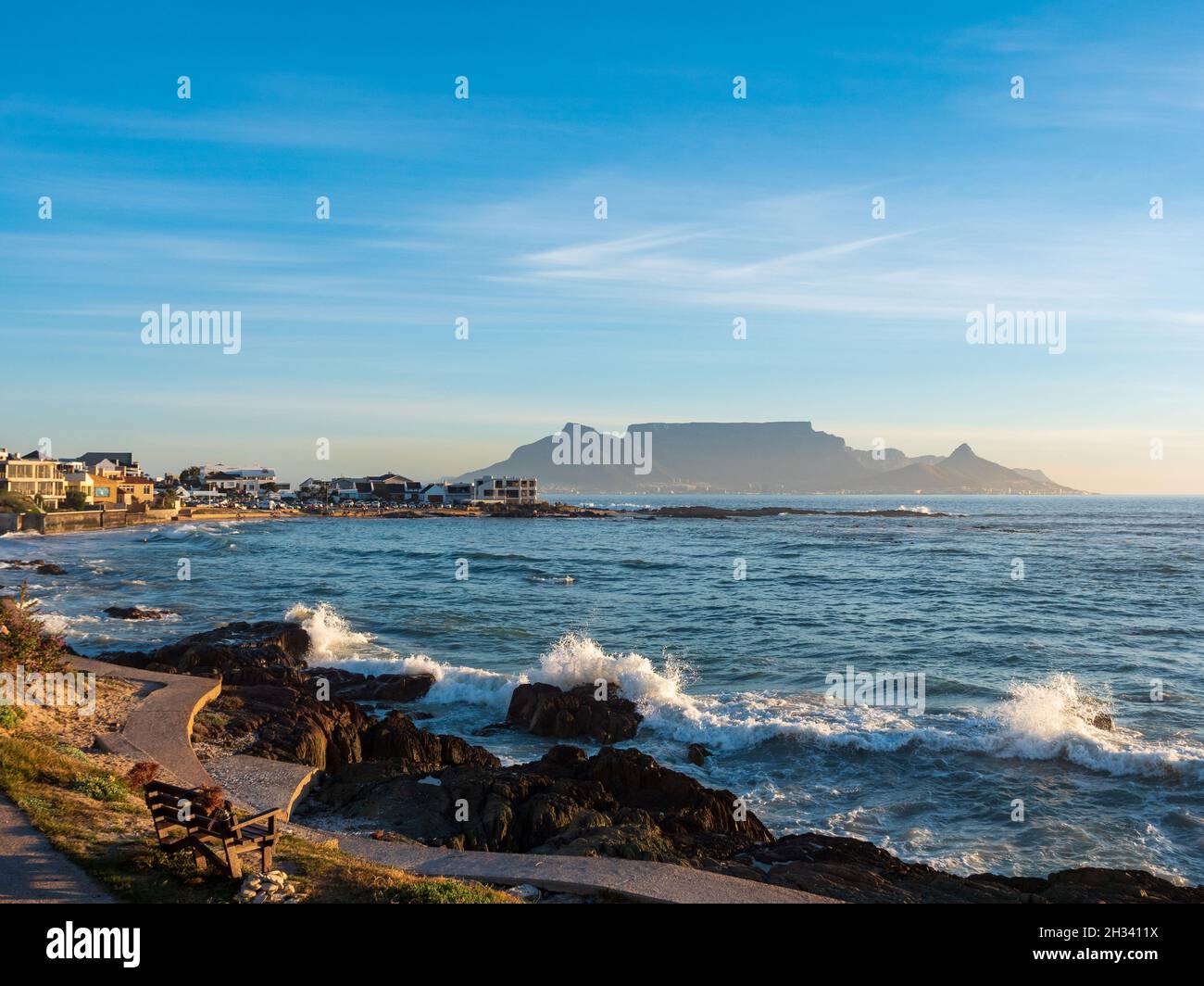 Vista pomeridiana di Table Mountain vista da Big Bay Blouberg Città del Capo, Western Cape, Sud Africa. Città del Capo. Capo Occidentale. Sudafrica Foto Stock