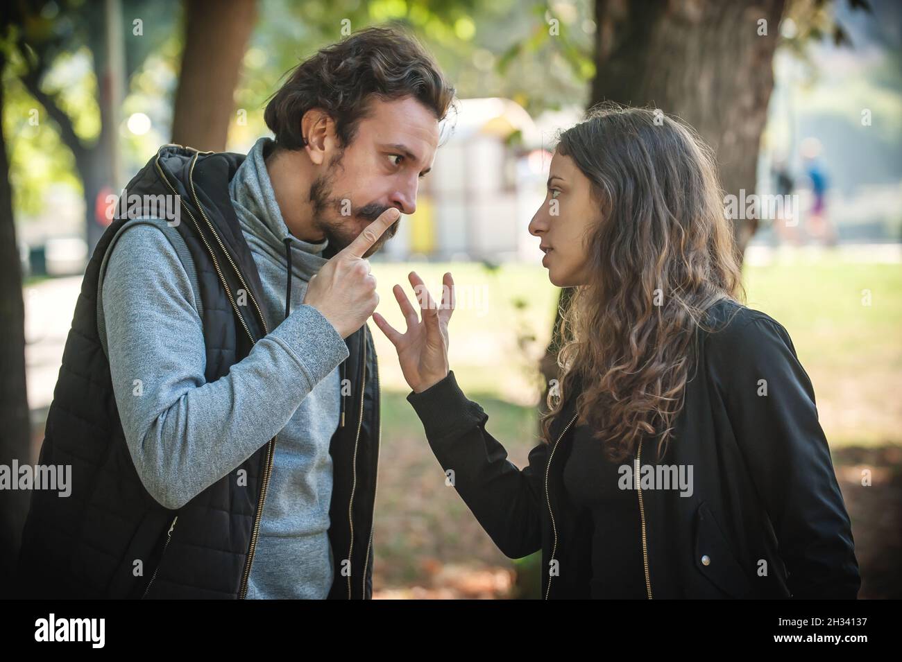 Giovane coppia in conflitto di litigio, ragazzo e fidanzata puntarsi l'un l'altro con il dito e cercare di risolvere il loro problema reciproco. Disagro di rapporto Foto Stock