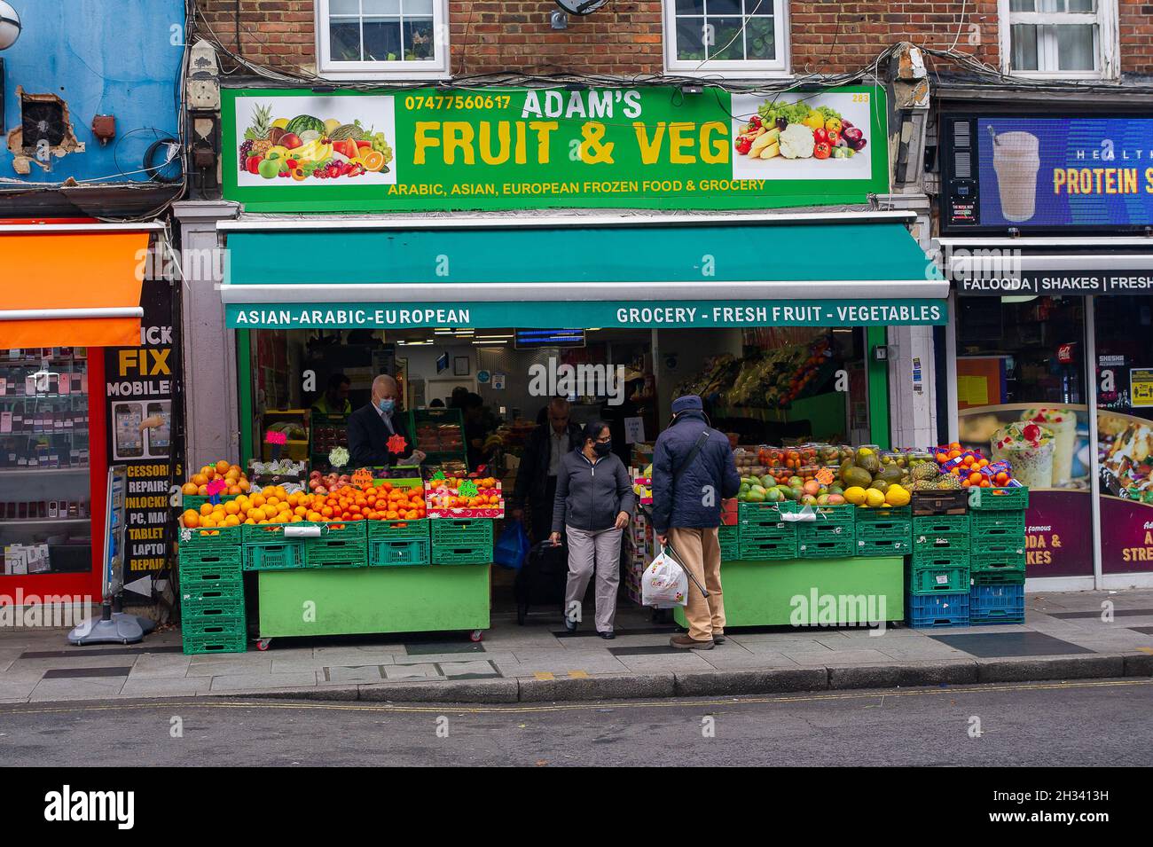 Slough, Berkshire, Regno Unito. 25 ottobre 2021. Anche se alcuni supermercati hanno segnalato problemi di supply chain con le loro consegne, non c'era carenza di frutta e verdura nei negozi di alta strada a Slough oggi . Credit: Maureen McLean/Alamy Live News Foto Stock