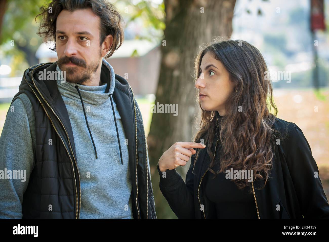 Giovane coppia in conflitto di litigio, ragazzo e fidanzata puntarsi l'un l'altro con il dito e cercare di risolvere il loro problema reciproco. Disagro di rapporto Foto Stock