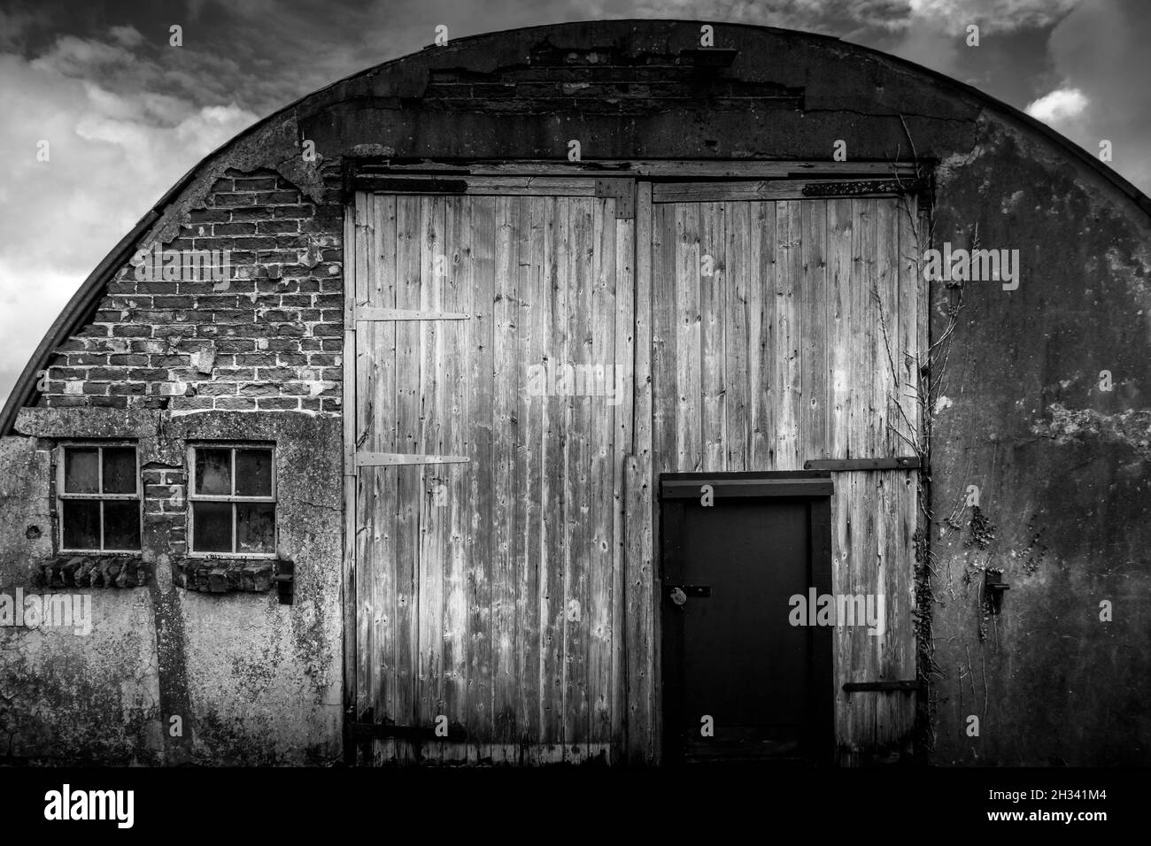 Vecchia capanna Nissen sulla tenuta industriale di Shepherds Grove, Suffolk UK usato come prigione degli Stati Uniti durante la guerra fredda. Nessuna gente. Foto Stock