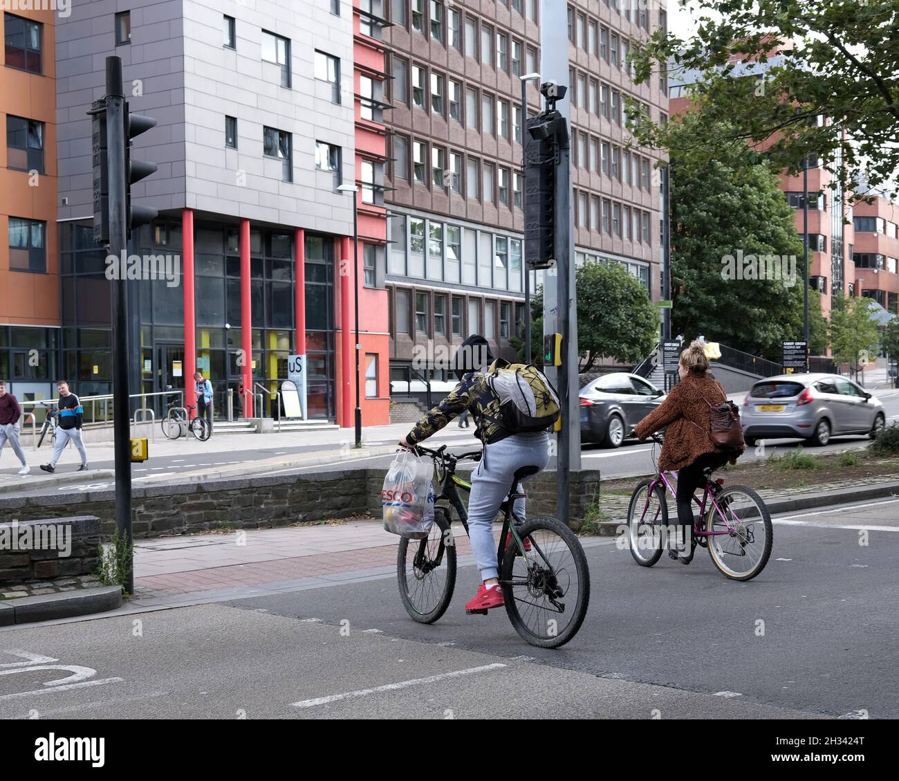Settembre 2021 - ciclisti senza caschi che attraversano un semaforo a Bristol, Inghilterra, Regno Unito. Foto Stock