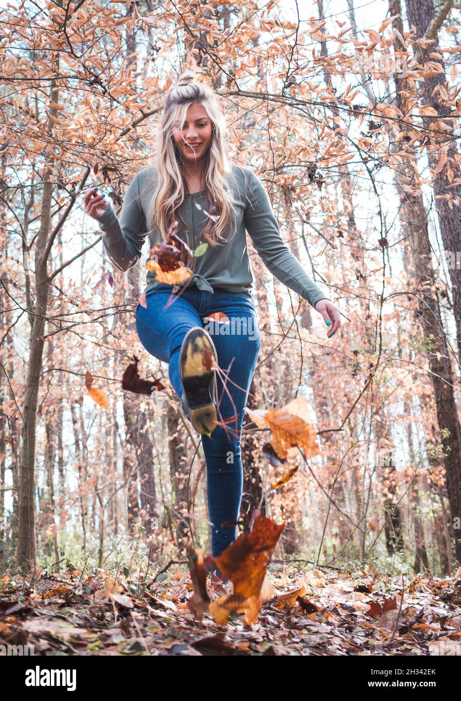 Elegante modello femminile in posa nel bosco godendo l'autunno o l'autunno Foto Stock