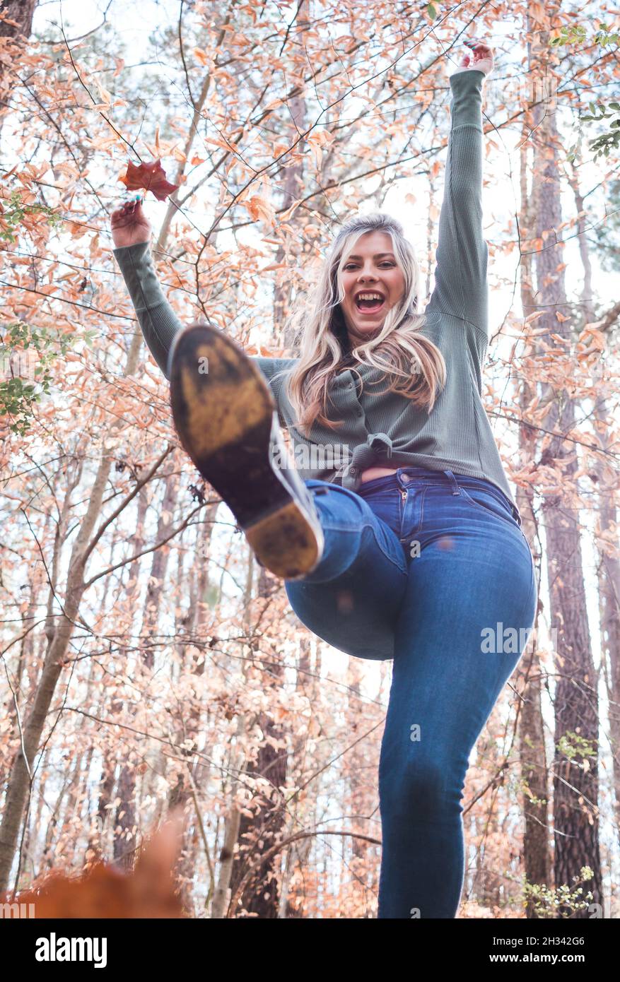 Elegante modello femminile in posa nel bosco godendo l'autunno o l'autunno Foto Stock