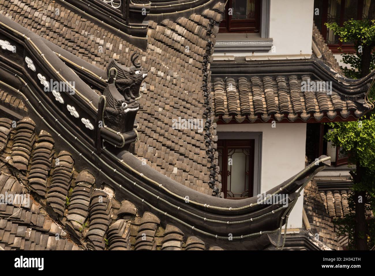 Dettaglio delle ondate rovesciate della tradizionale architettura cinese a Shanghai, in Cina. Foto Stock