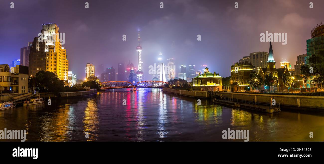 Vista notturna del ponte Waibaidu sul Fiume Suzhou e il quartiere Lujiazui di Shanghai, Cina. Foto Stock