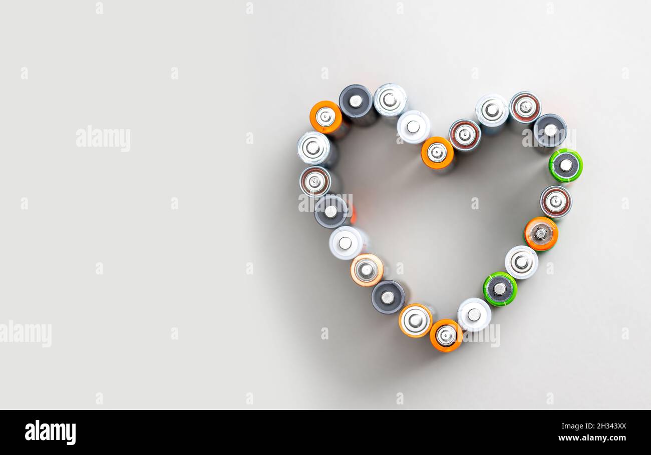 Batterie a forma di cuore. Spazio di copia del modello per il testo. Foto Stock