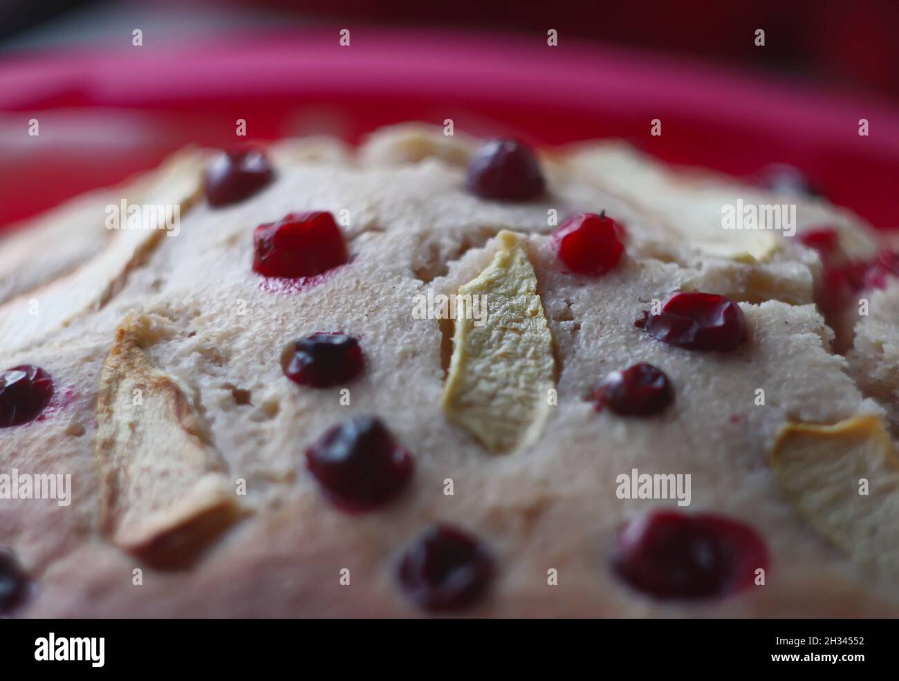 Torta di mele dolce fatta in casa con mirtilli al mirtillo. Foto Stock