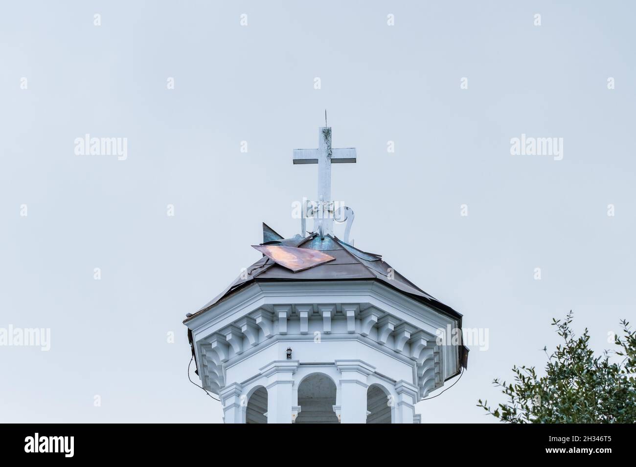 NEW ORLEANS, LA, USA - 20 OTTOBRE 2021: Cupola alla Loyola University, campus di Broadway, con danni al tetto causati dall'uragano Ida Foto Stock