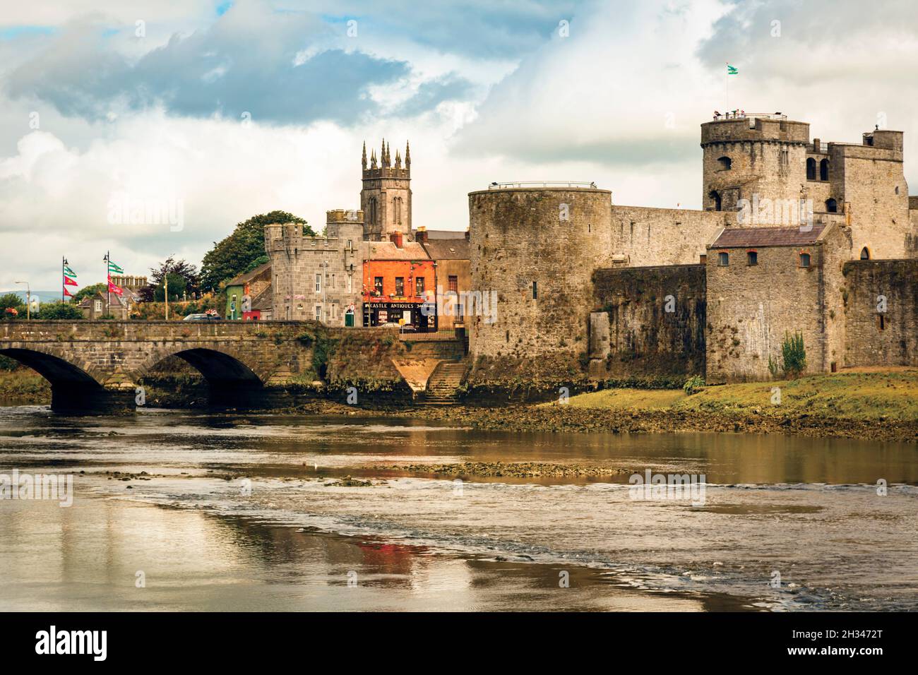 Limerick, Contea di Limerick, Repubblica d'Irlanda. Eire. King John's Castle accanto al fiume Shannon. Il castello è stato costruito nel 13 ° secolo ed è em Foto Stock