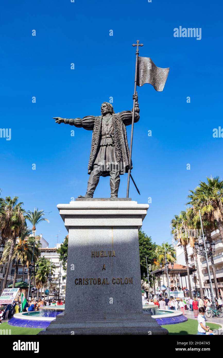 Huelva, Spagna - 24 ottobre 2021: Il monumento di Cristoforo Colombo a Huelva, Andalusia, Spagna Foto Stock