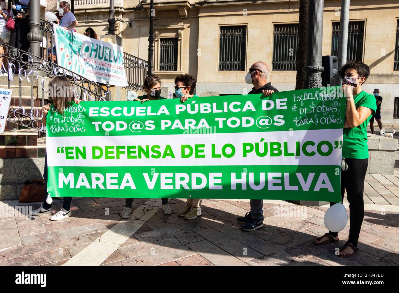 Huelva, Spagna - 24 ottobre 2021: Banner in difesa della scuola pubblica e di tutti i servizi pubblici Foto Stock