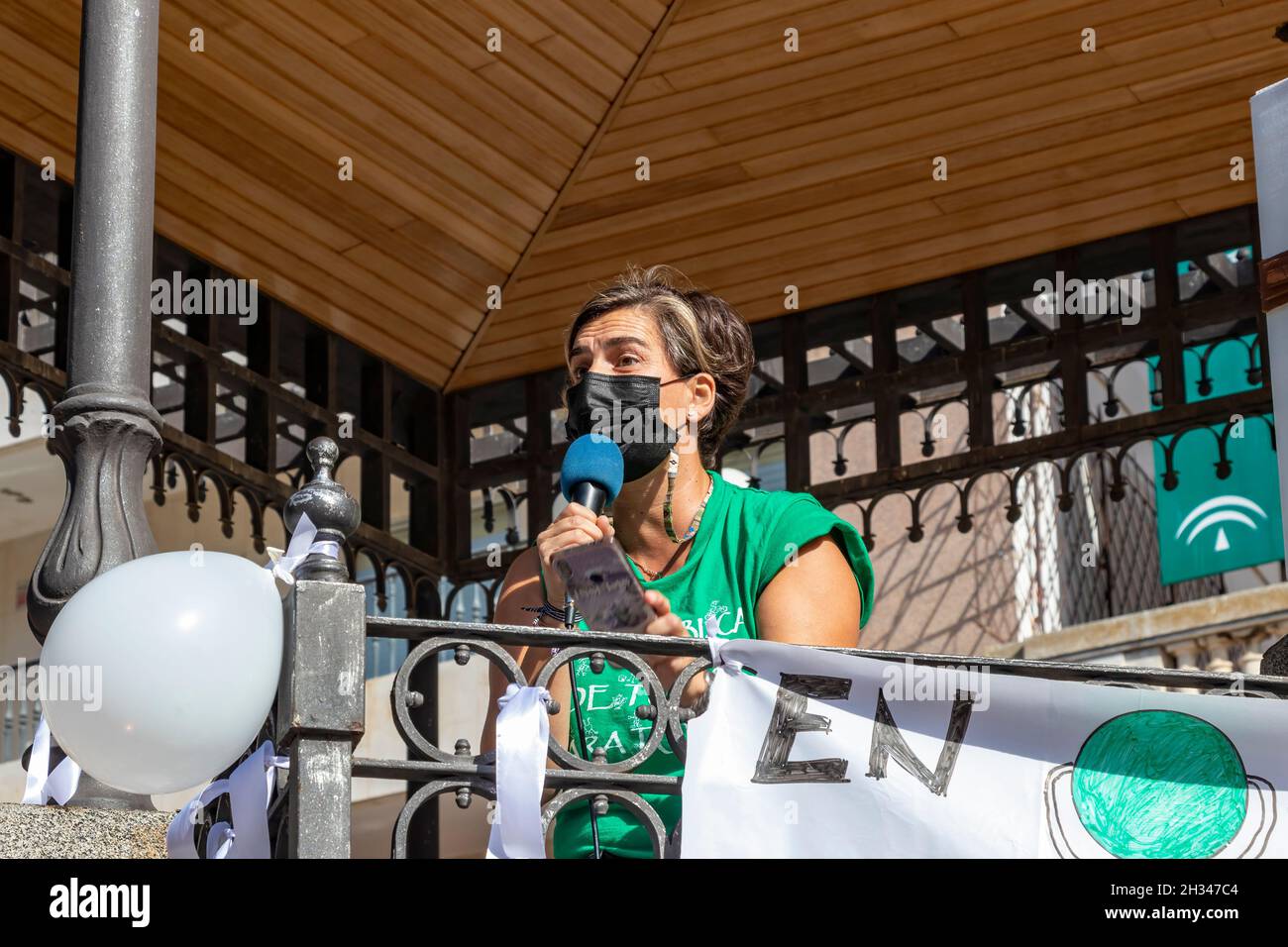 Huelva, Spagna - 24 ottobre 2021: Oratore a una manifestazione per la salute pubblica Foto Stock