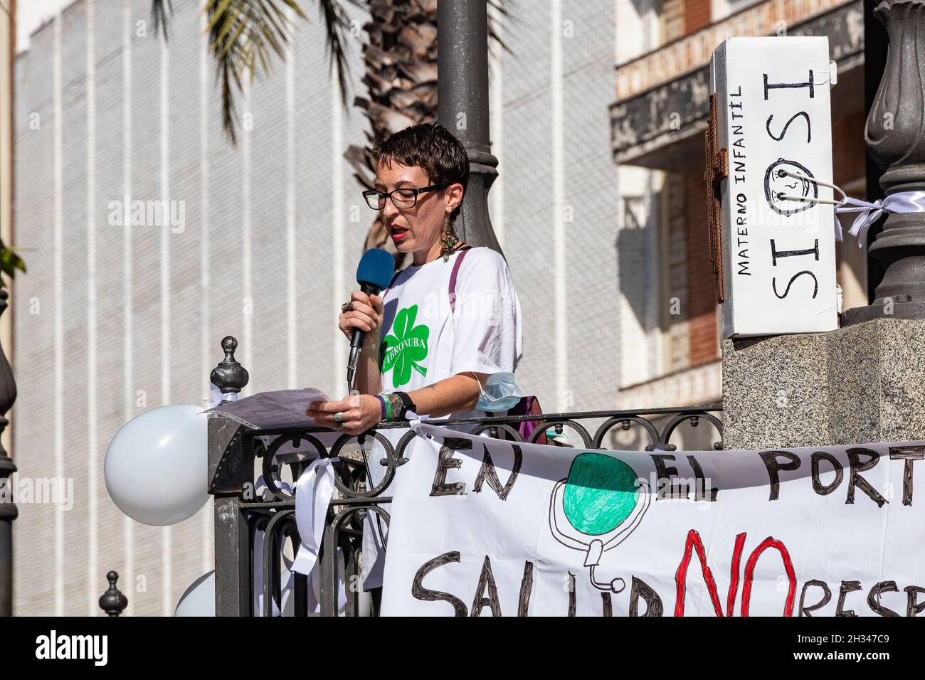 Huelva, Spagna - 24 ottobre 2021: Oratore a una manifestazione per la salute pubblica Foto Stock