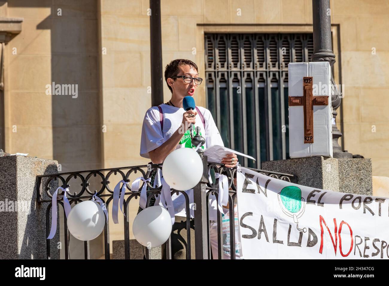 Huelva, Spagna - 24 ottobre 2021: Oratore a una manifestazione per la salute pubblica Foto Stock