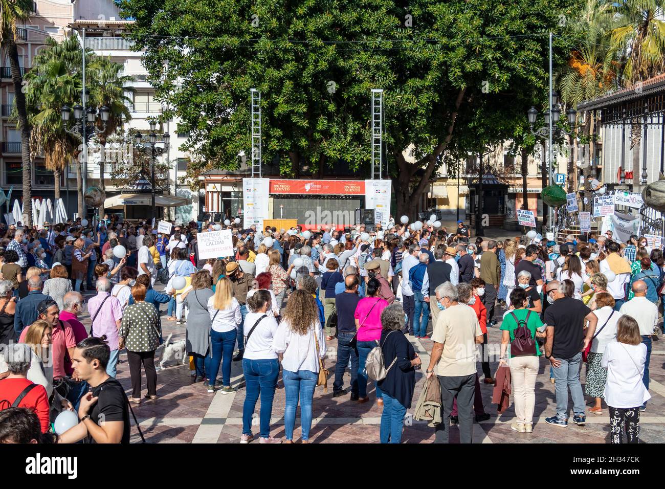 Huelva, Spagna - 24 ottobre 2021: Persone in una manifestazione per la salute pubblica Foto Stock