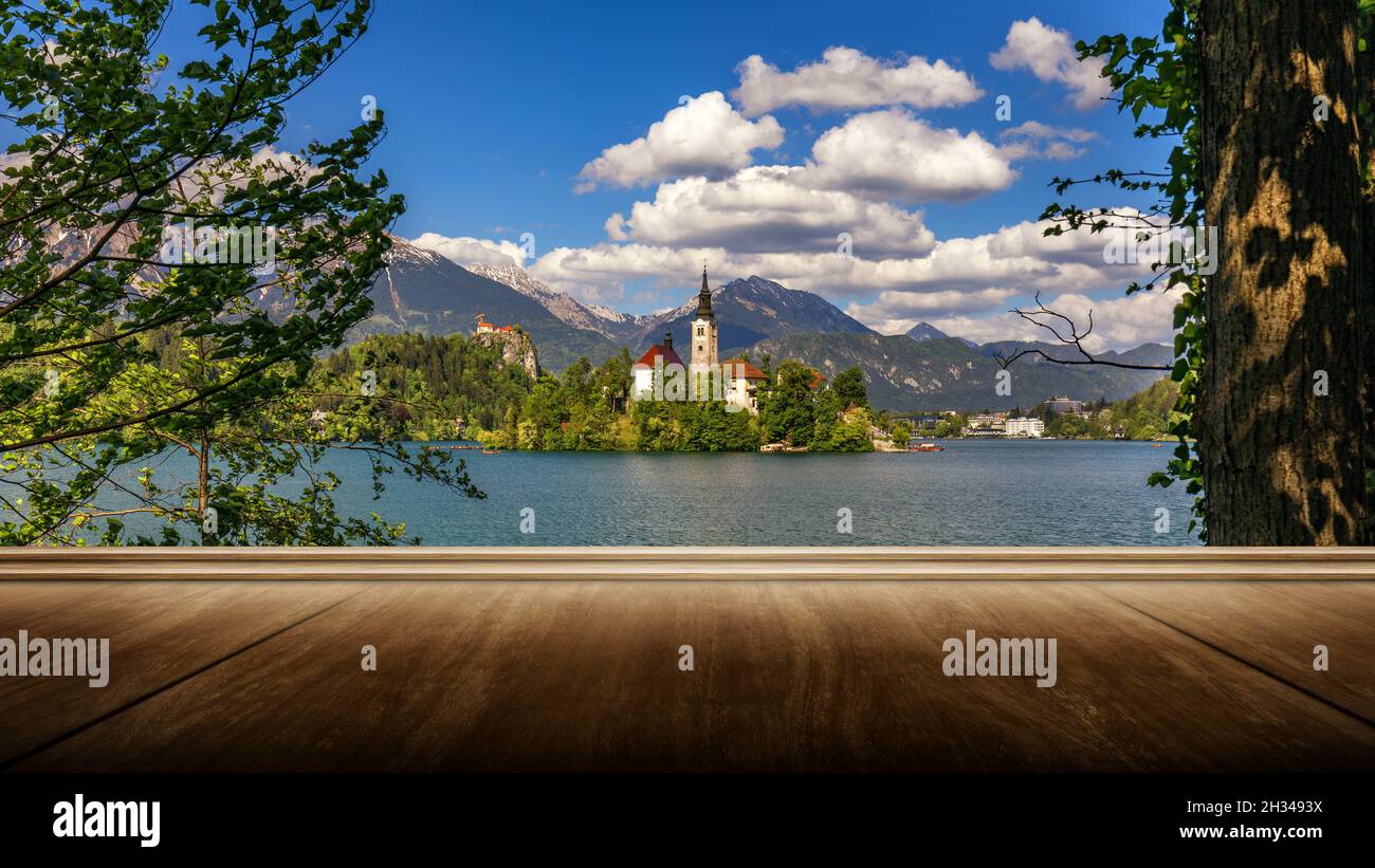 Svuotare tavolo in legno nella parte anteriore di astratta sfondo sfocato in natura, può essere utilizzato per visualizzare o montaggio dei vostri prodotti. Mock up per la visualizzazione del prodotto Foto Stock