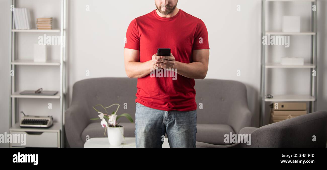 man blogger utilizzare smartphone. freelancer lavorare online. digitando e testando. Foto Stock