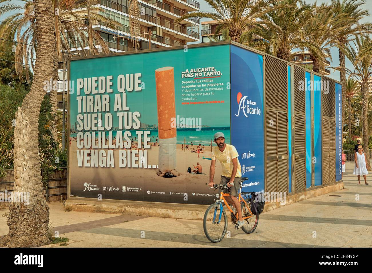 Anti tabacco sociale annuncio poster per i problemi che San Juan Playa nella città di Alicante ha sulla sua spiaggia, Spagna, Europa Foto Stock