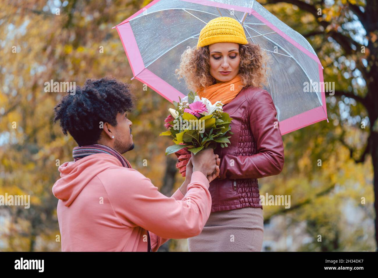 L'uomo propone in autunno, ma la ragazza lo rifiuta Foto Stock