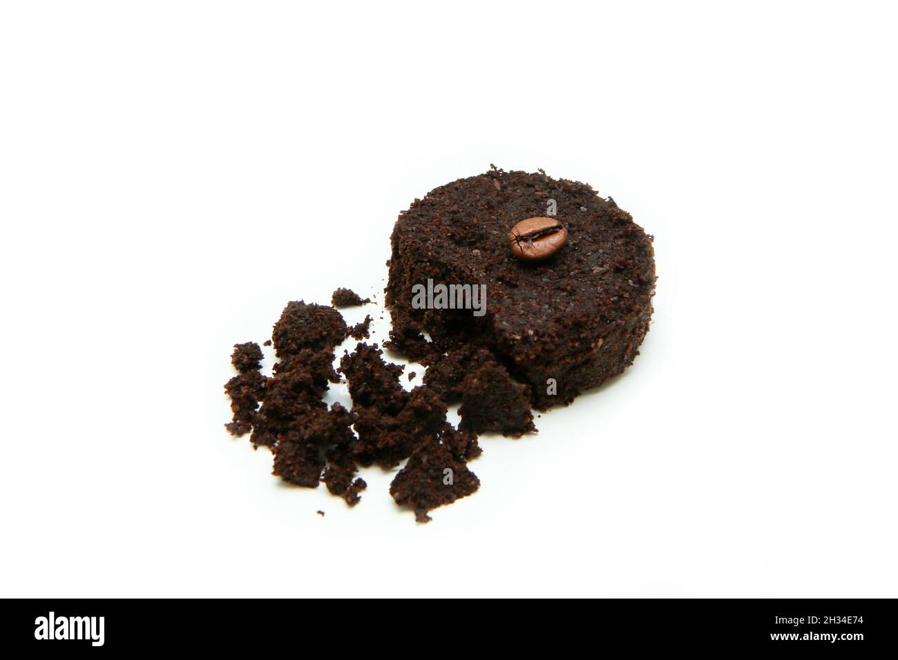 La capsula è costituita dai fondi di caffè usati isolati su sfondo bianco. Foto Stock