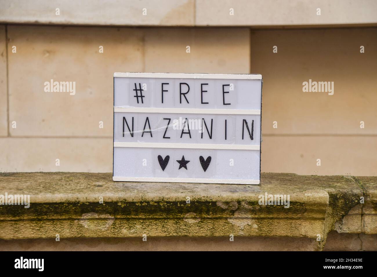 Londra, Regno Unito. 25 ottobre 2021. Durante lo sciopero della fame di Richard Ratcliffe a Whitehall si vede un segno di "Free Nazanin".Richard Ratcliffe, il marito dell'operatrice di aiuti britannico-iraniana Nazanin Zaghari-Ratcliffe, ha iniziato uno sciopero della fame fuori dall'Ufficio degli Esteri, chiedendo al governo britannico di fare di più per aiutare la sua liberazione. Nazanin Zaghari-Ratcliffe è detenuto in Iran dal 2016 per aver presumibilmente diffuso propaganda contro il governo iraniano. (Foto di Vuk Valcic/SOPA Images/Sipa USA) Credit: Sipa USA/Alamy Live News Foto Stock