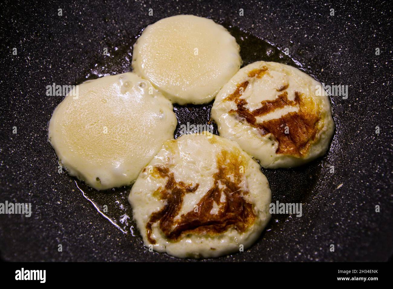 Il dettaglio di quattro formaggi sulla padella antiaderente in terrecotte. Foto Stock