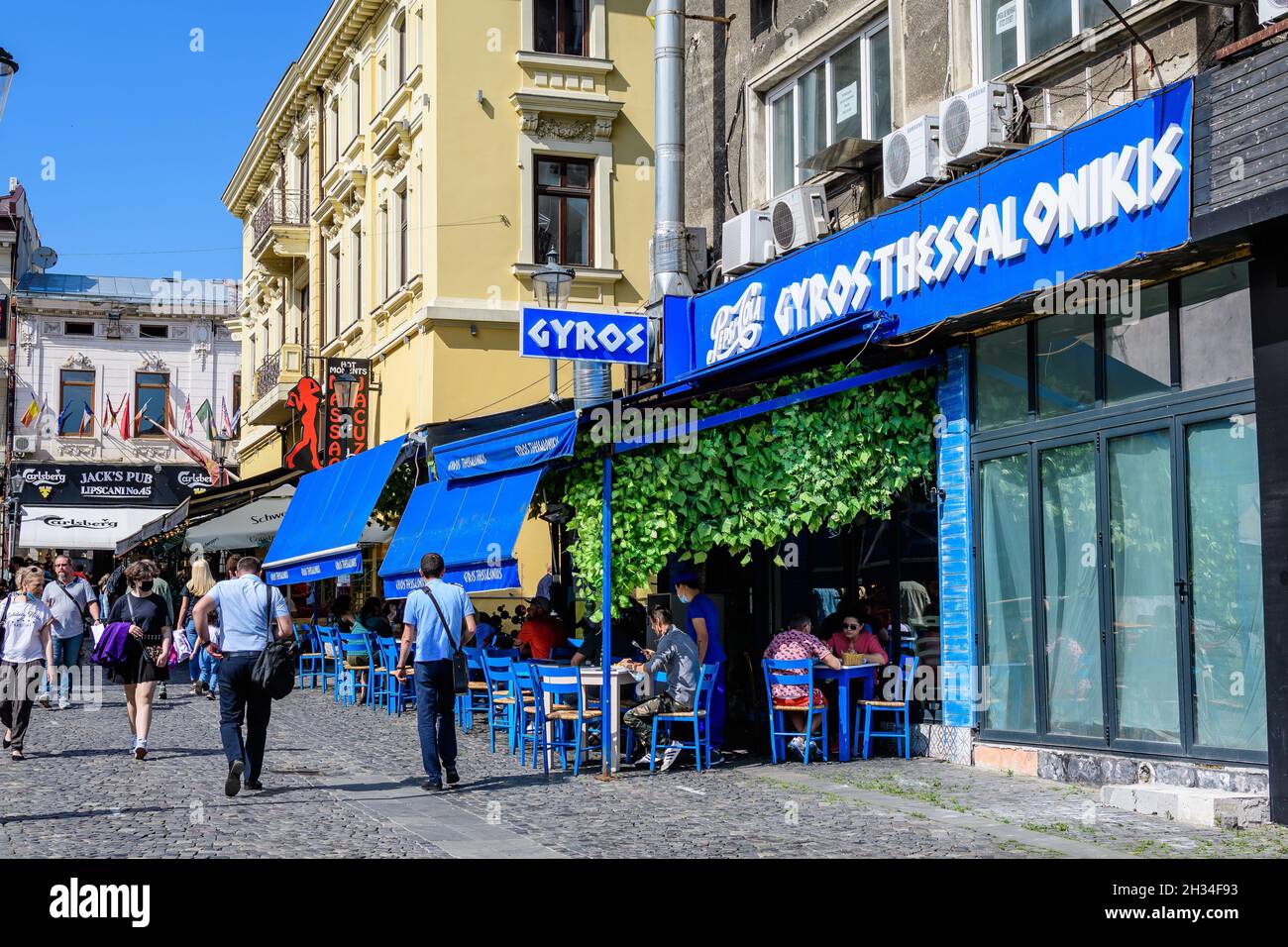 Bucarest, Romania - 5 giugno 2021: Vecchi edifici nel centro storico in una soleggiata giornata estiva Foto Stock