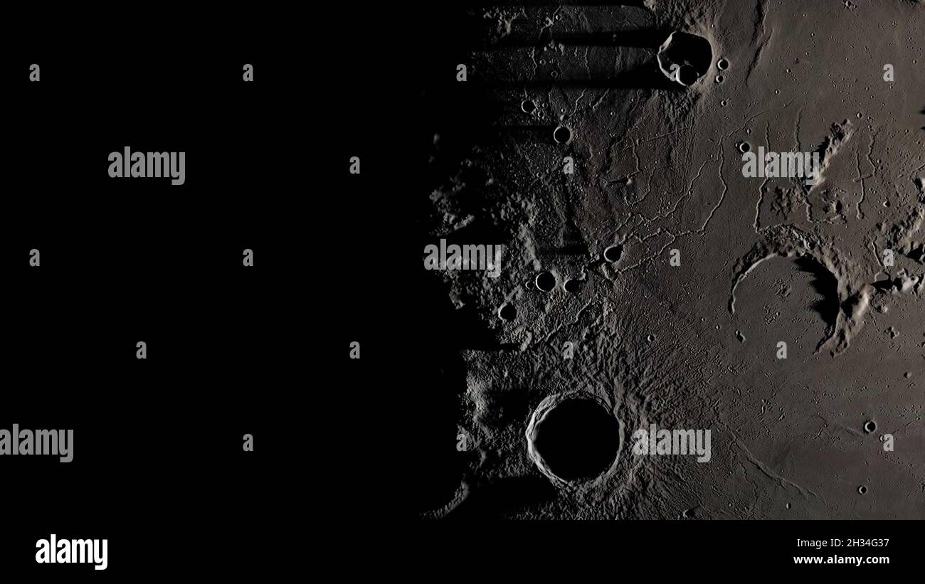 La superficie della luna è parzialmente illuminata dalla luce del sole. La superficie di crateri e montagne. Elementi di questa immagine per gentile concessione della NASA Foto Stock