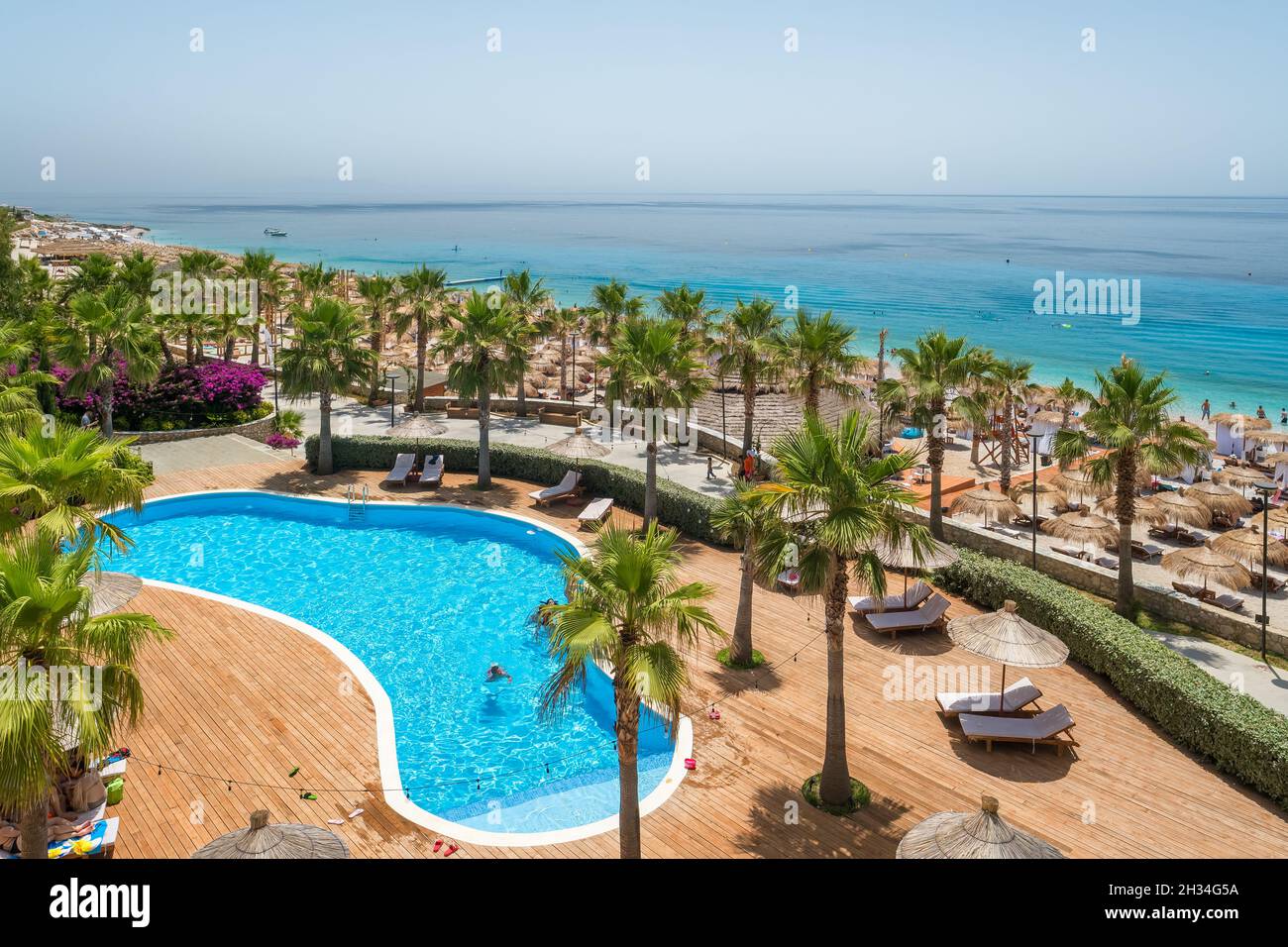 Hotel 5 stelle di lusso con piscina e spiaggia di sabbia bianca sulla costa del mare Ionio in Albania Foto Stock