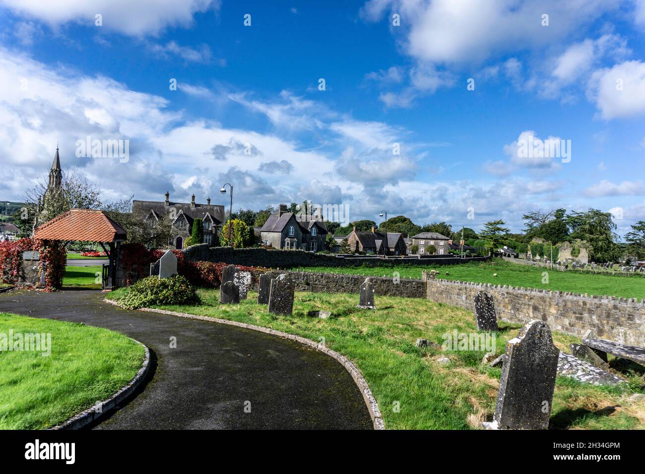 Ardagh villaggio a Longford, Irlanda. Nel 19 ° secolo il piccolo villaggio è stato costruito in stile svizzero dai proprietari allora-la famiglia Fetherston. Foto Stock