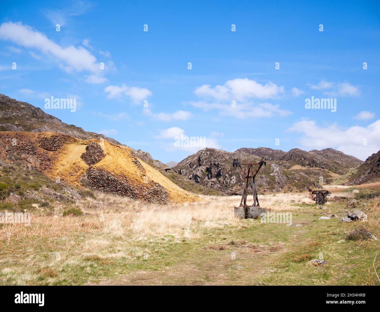 I resti di piloni dalle attività estrattive di rame passate in CWM Bychan, vicino Beddgelert nel Parco Nazionale di Snowdonia, Gwynedd, Galles Foto Stock