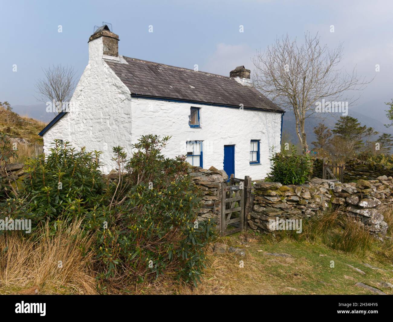 La vecchia casa colonica di Hafod Owen, situata in un luogo remoto, in alto sul fossato sopra Beddgelert, Snowdonia Foto Stock