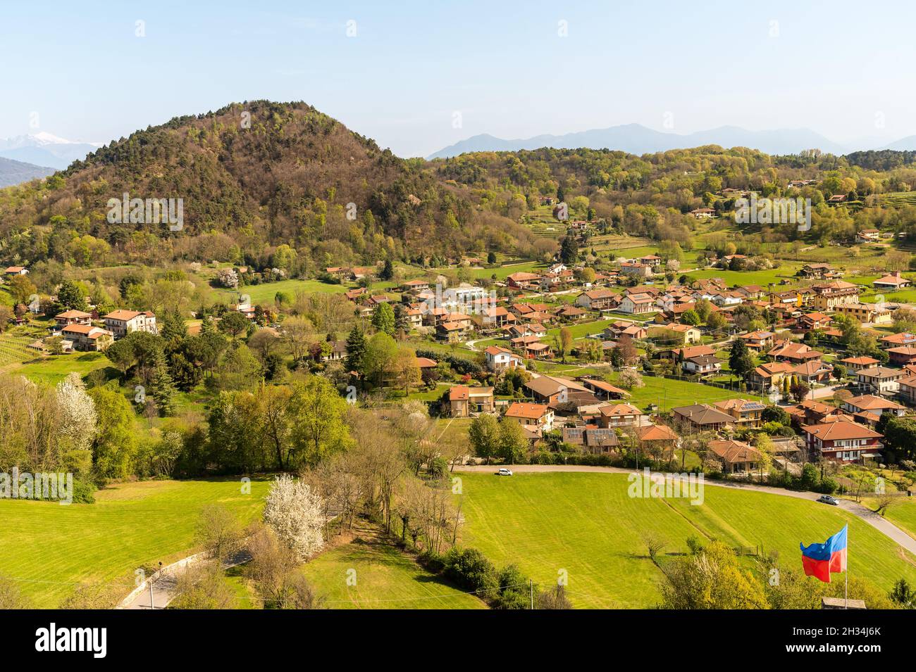 Vista dall'alto del borgo di Angera dal castello di Rocca Borromeo di Angera, provincia di Varese Foto Stock