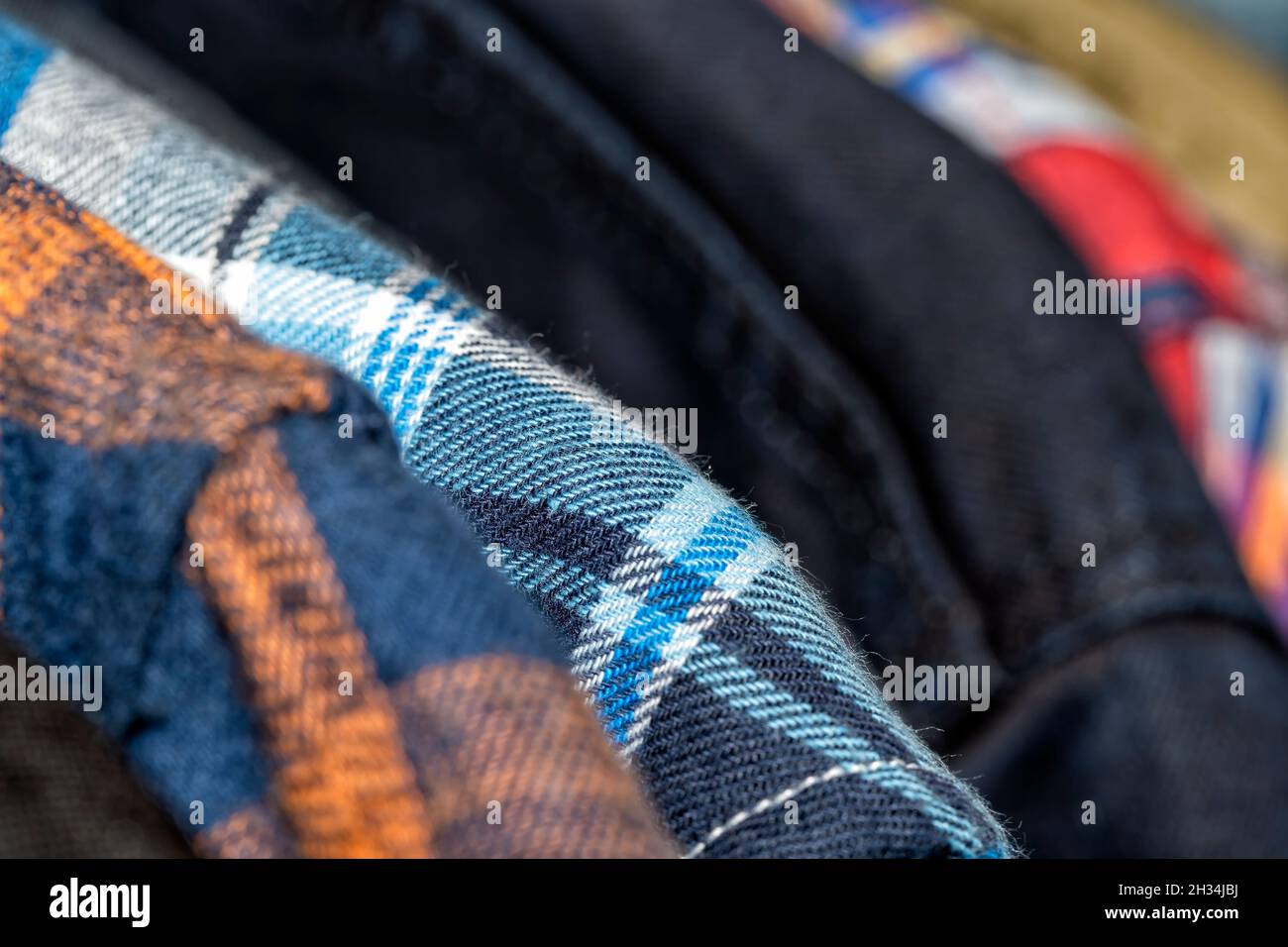Un dettaglio di una camicia appesa nell'armadio Foto Stock