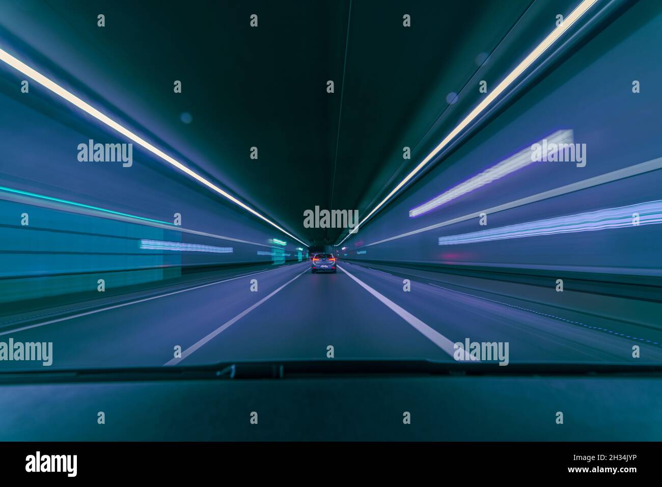 Vista del tunnel guidando velocemente attraverso un tunnel, concetto di alta velocità. Foto Stock