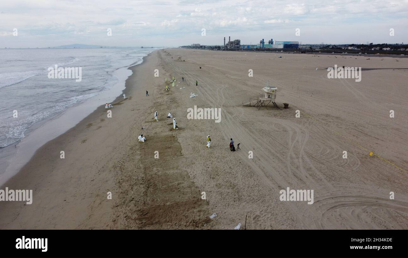 Huntington Beach, Stati Uniti. 04 Ottobre 2021. Gli equipaggi di contenimento di emergenza iniziano a ripulire la spiaggia a seguito di una fuoriuscita di petrolio in mare aperto a San Pedro Bay 4 ottobre 2021 a Huntington Beach, California. Si stima che 144,000 galloni fuoriusciti da un gasdotto al largo della costa della contea di Orange il 1° ottobre. Credito: PO1 Richard Brahm/Stati Uniti Coast Guard/Alamy Live News Foto Stock