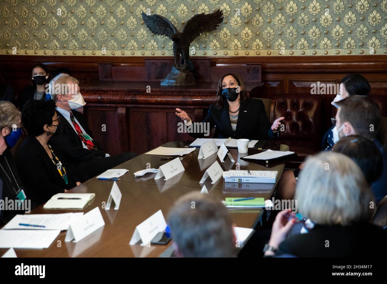 Il Vice Presidente degli Stati Uniti Kamala Harris fa osservazioni durante una visita senza preavviso durante un incontro sul clima nella suite del Segretario della Guerra dell'Executive Office Building di Washington, DC lunedì 25 ottobre 2021. Il vicepresidente ha parlato dell'agenda administrationâs sul clima.Credit: Amanda Andrade-Rhoades / Pool via CNP Foto Stock