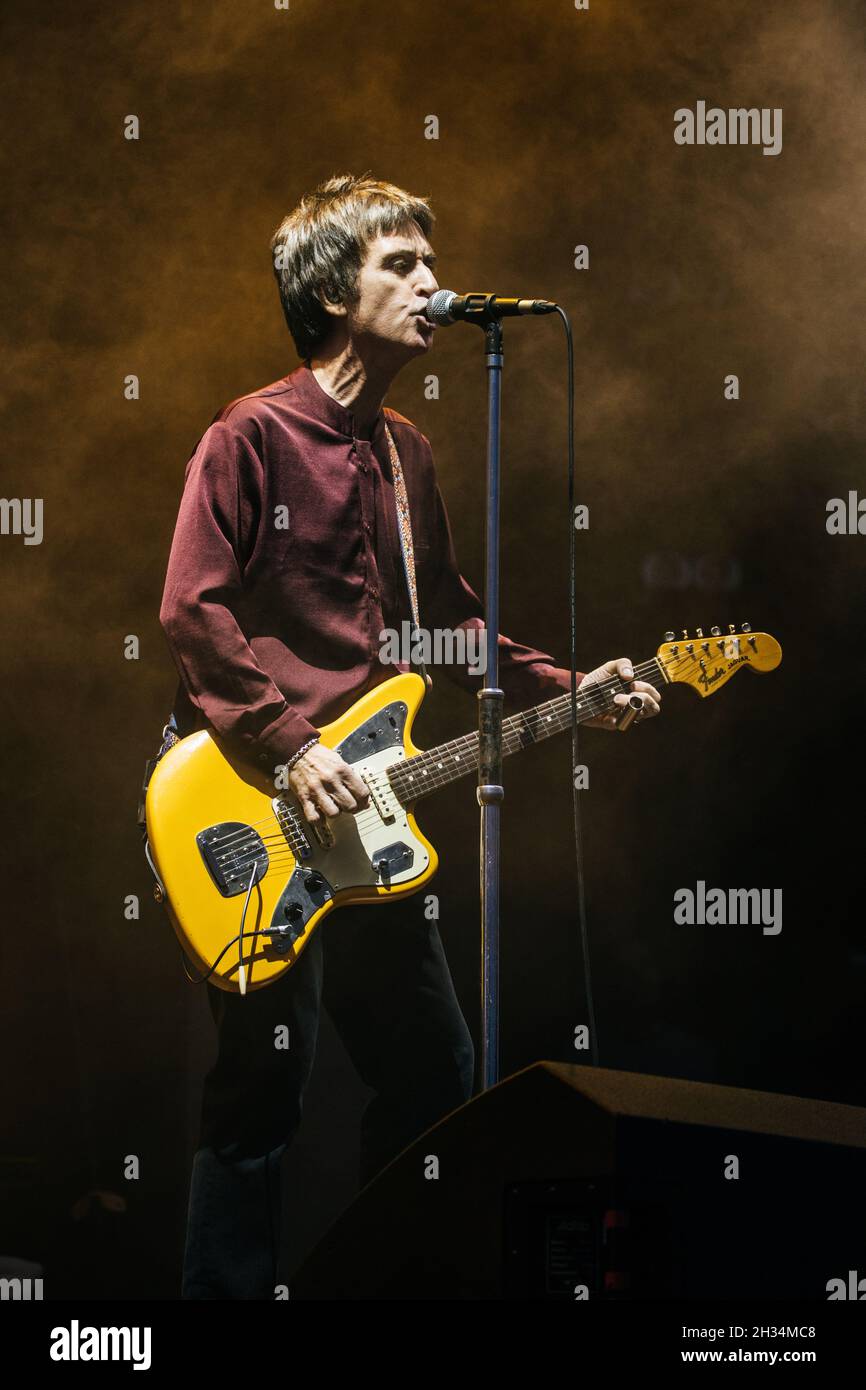 Johnny Marr vive presso il vecchio campo da cricket di trafford il 25 settembre 2021 Foto Stock