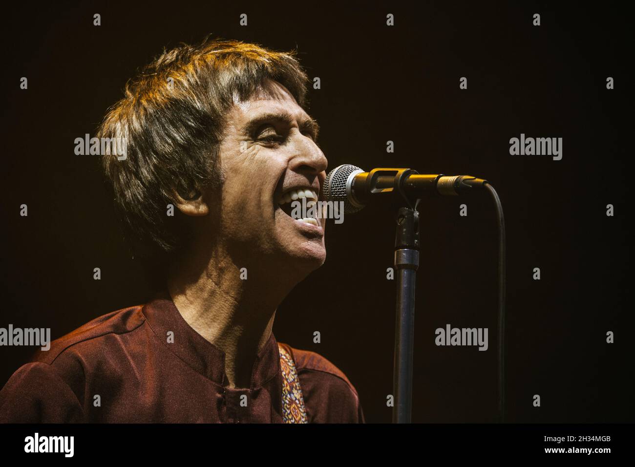 Johnny Marr vive presso il vecchio campo da cricket di trafford il 25 settembre 2021 Foto Stock