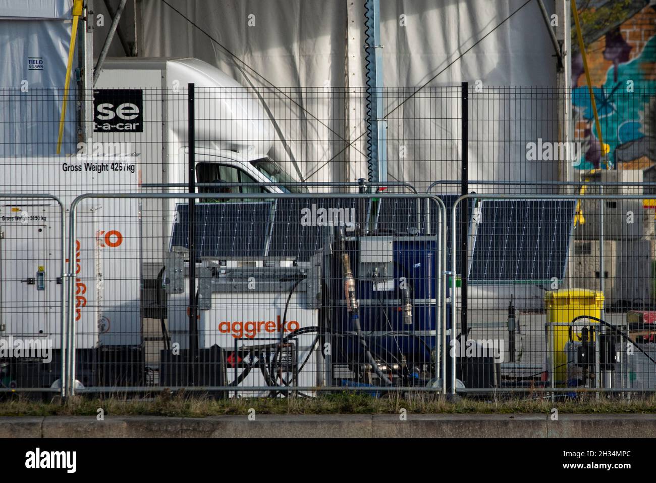 Glasgow, Scozia, Regno Unito. 25 ottobre 2021. NELLA FIGURA: Stazioni di rifornimento che utilizzano carburanti biologici per il trasporto della COP26. Vista del sito COP26 che mostra il fiume Clyde e il porto, con gli edifici del Campus Scottish Event solo 6 giorni fino ai Capi di Stato, Oltre a migliaia di delegati, media e manifestanti si prevede che a breve atterreranno a Glasgow per l'inizio del vertice sul cambiamento climatico che si terrà il 31 ottobre. Credit: Colin Fisher/Alamy Live News Foto Stock