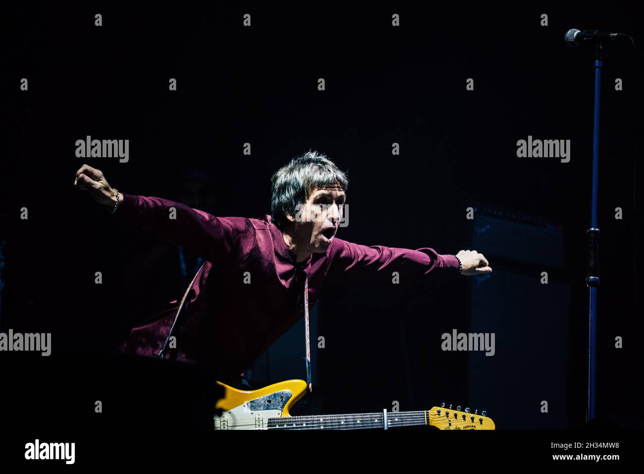 Johnny Marr vive presso il vecchio campo da cricket di trafford il 25 settembre 2021 Foto Stock